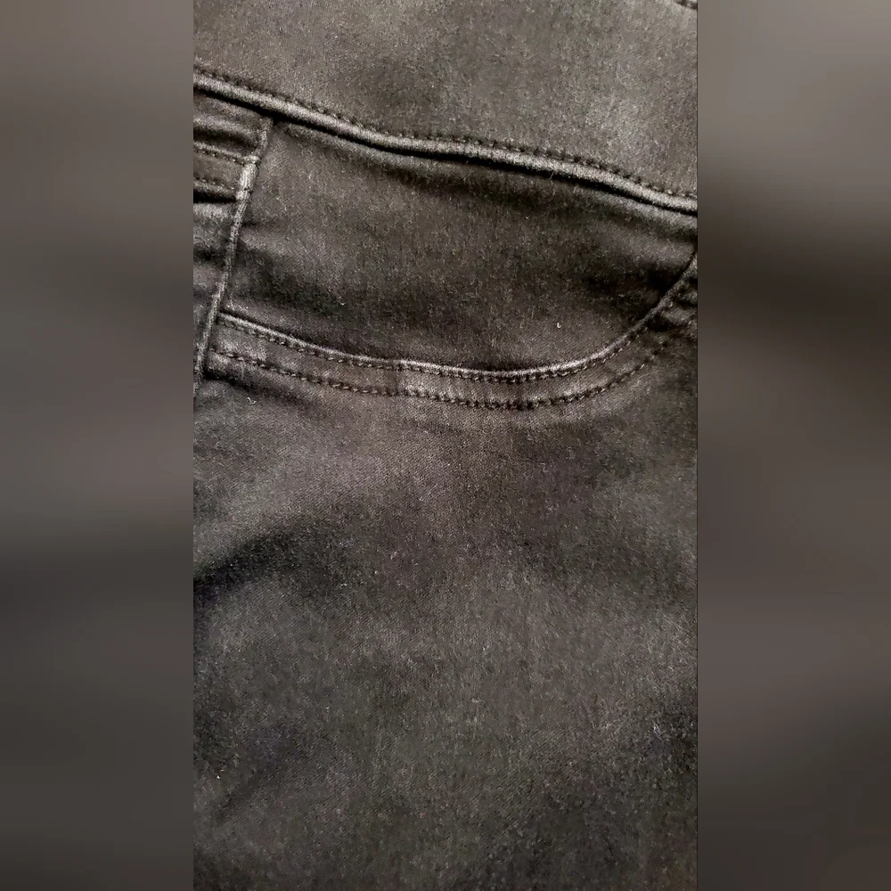 Women's Black Capris - Picture 3 of 9